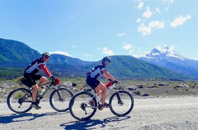 Patricia & Gavin Prise Cycling on the  tour with redspokes